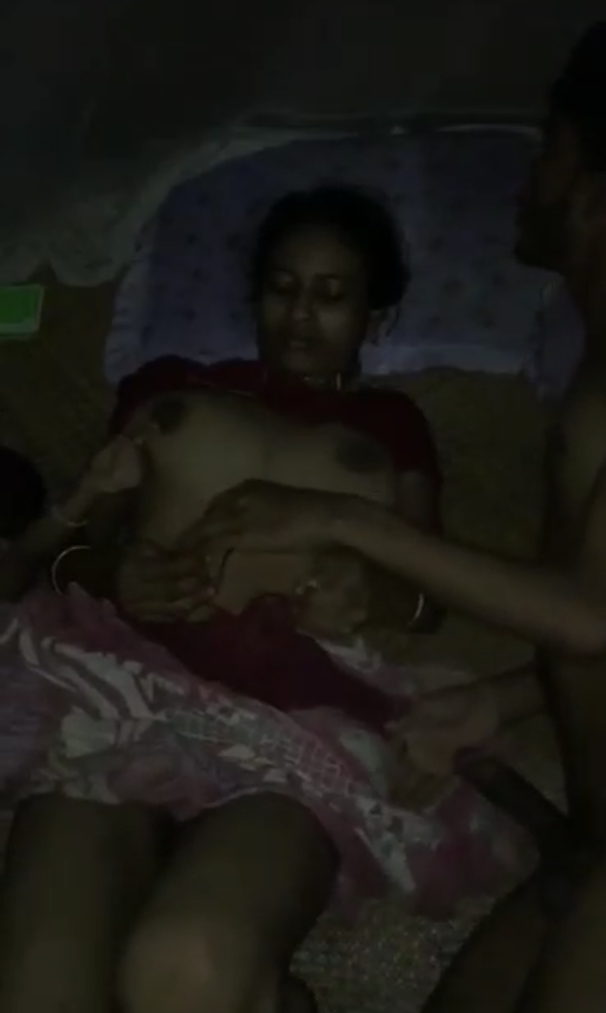 ලමයව එහාපැත්තෙ තියාගෙන දෙන්නා ගන්න සැප 🥵🍌🍑