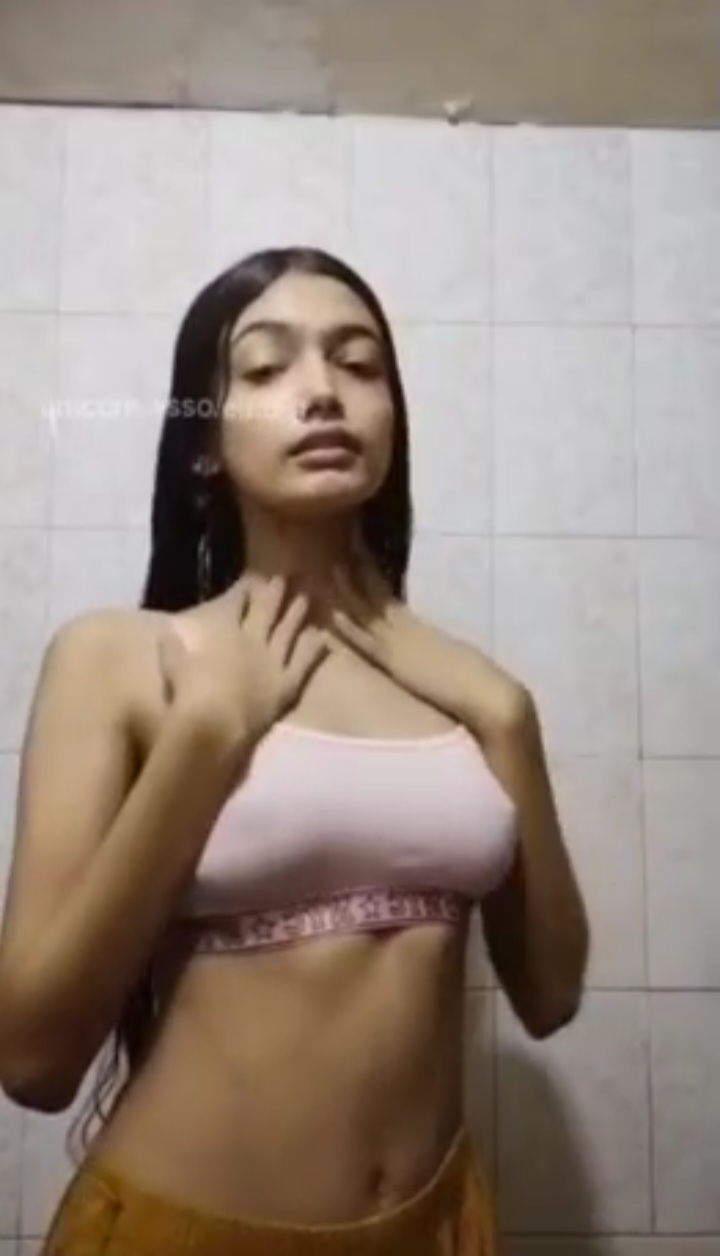 ඒ නංගි නාන ගමන් ගන්න ආතල් එක 🥵🫣💋