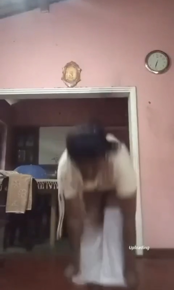 බෝල නංගියා කව්ද එන්නෙ බල බල ගෙ මැදම අදුම් ගලවනවා🥵❤️‍🔥💦