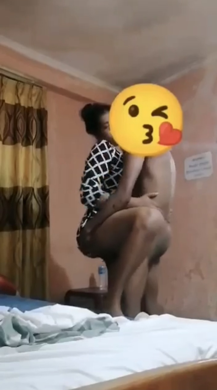 ක්ලාස් කට් කරල දෙන්නා රූම් ගිහින් ගන්න සැප🍌🍑🥵 සිංහල වොයිස් එක්කම🌚❤️‍🔥❤️